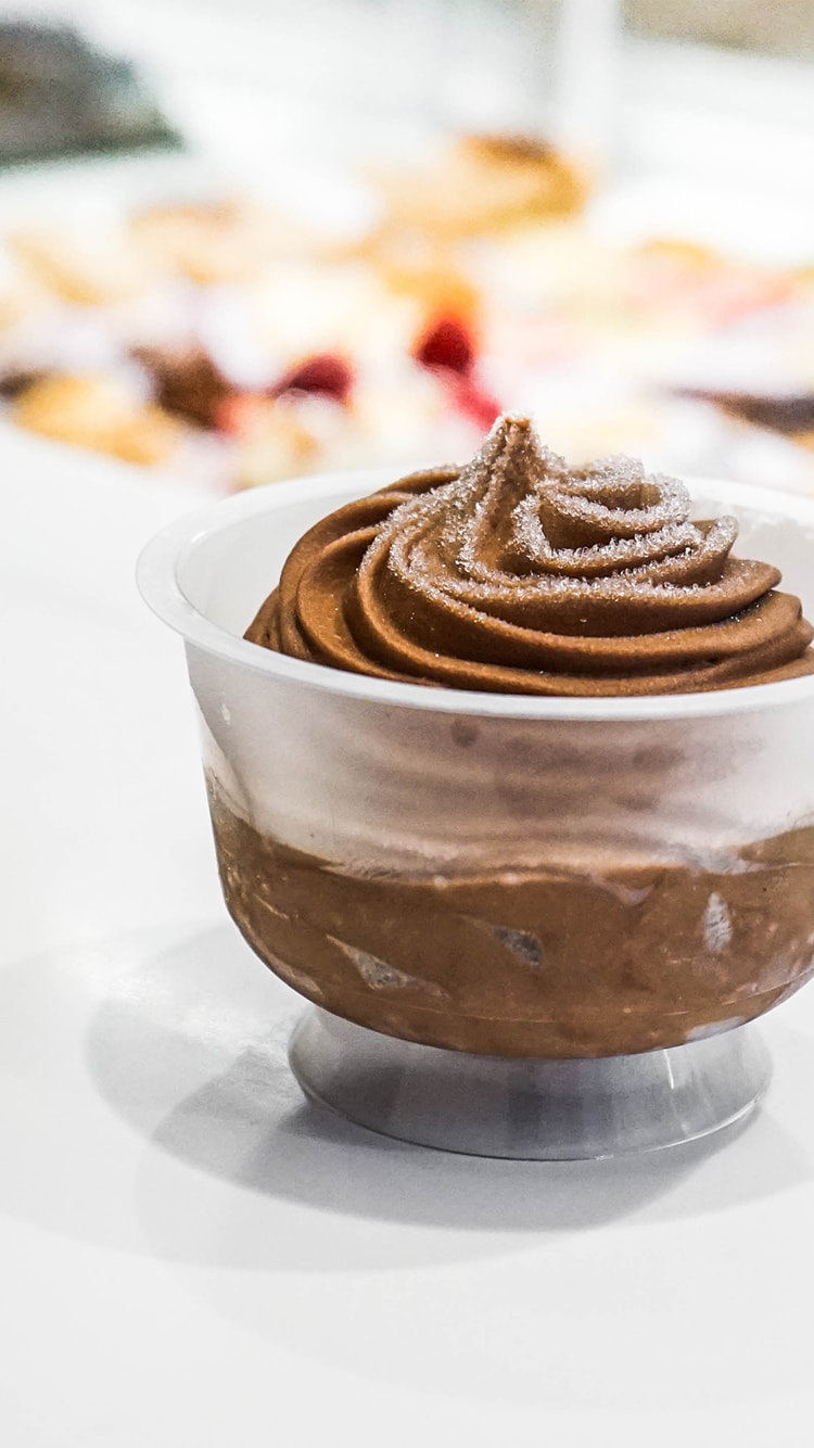 Présentation d'une glace au chocolat dans un pot
